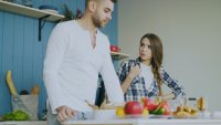 Dit is waarom thuis daten zo vaak mislukt