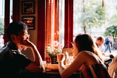 Oogcontact wint het van uiterlijk bij een date